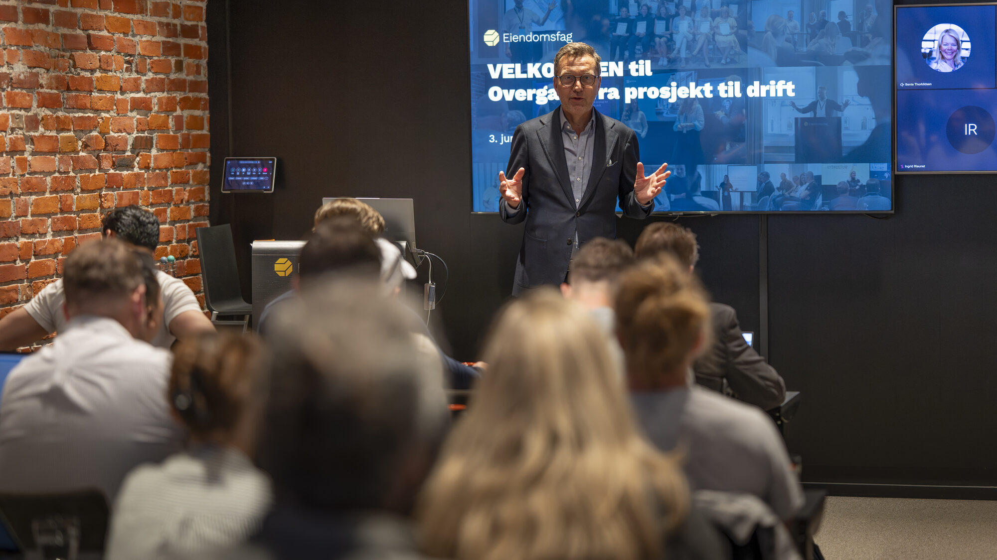Foreleser underviser deltakerne på en studiesamling