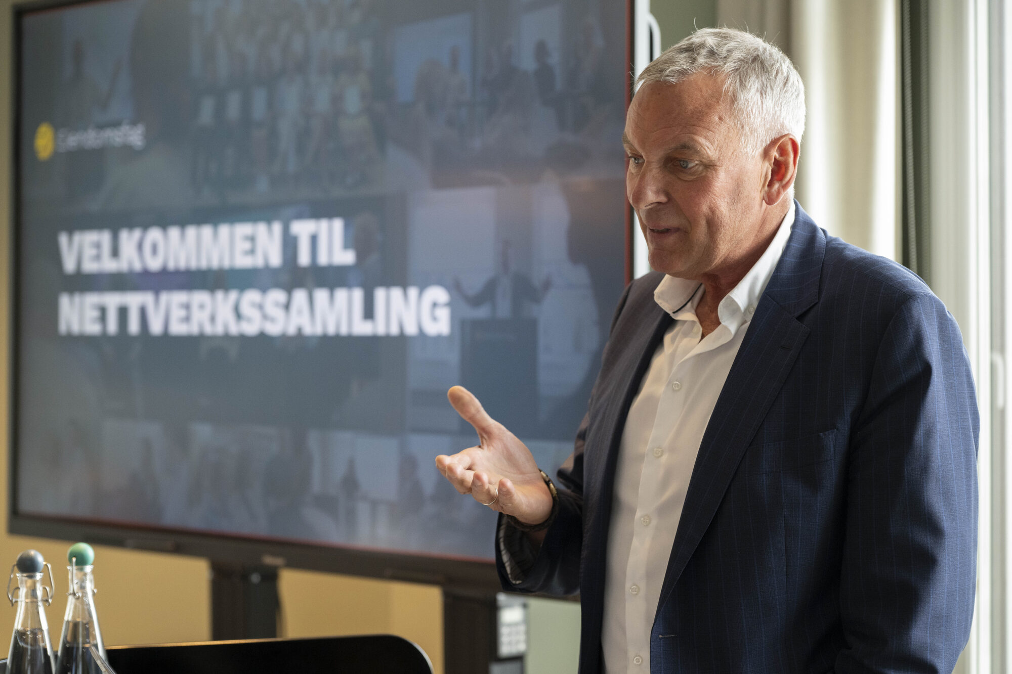 Fasilitator ønsker velkommen til en nettverkssamling
