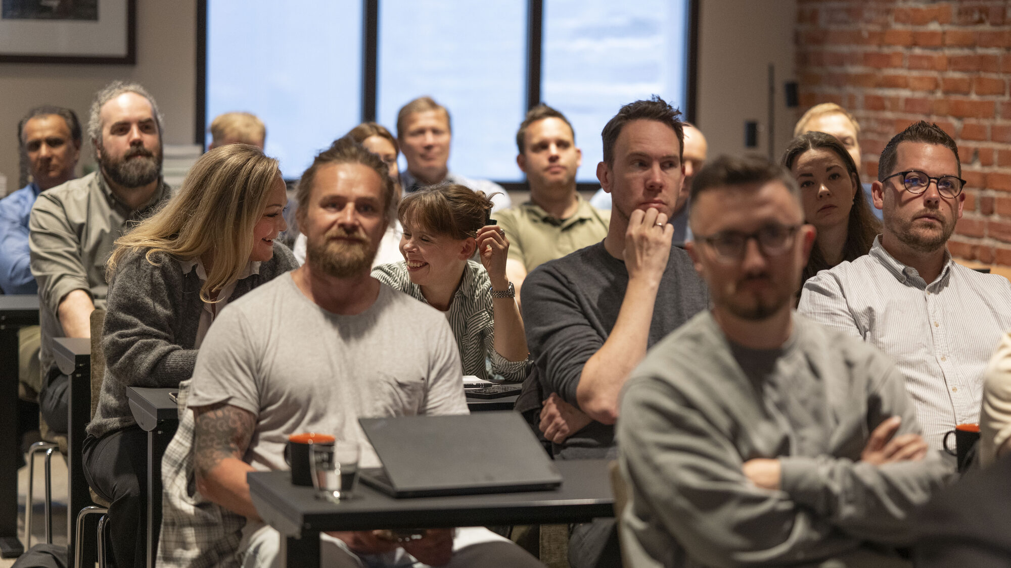 Deltakere følger undervisningen under en studiesamling